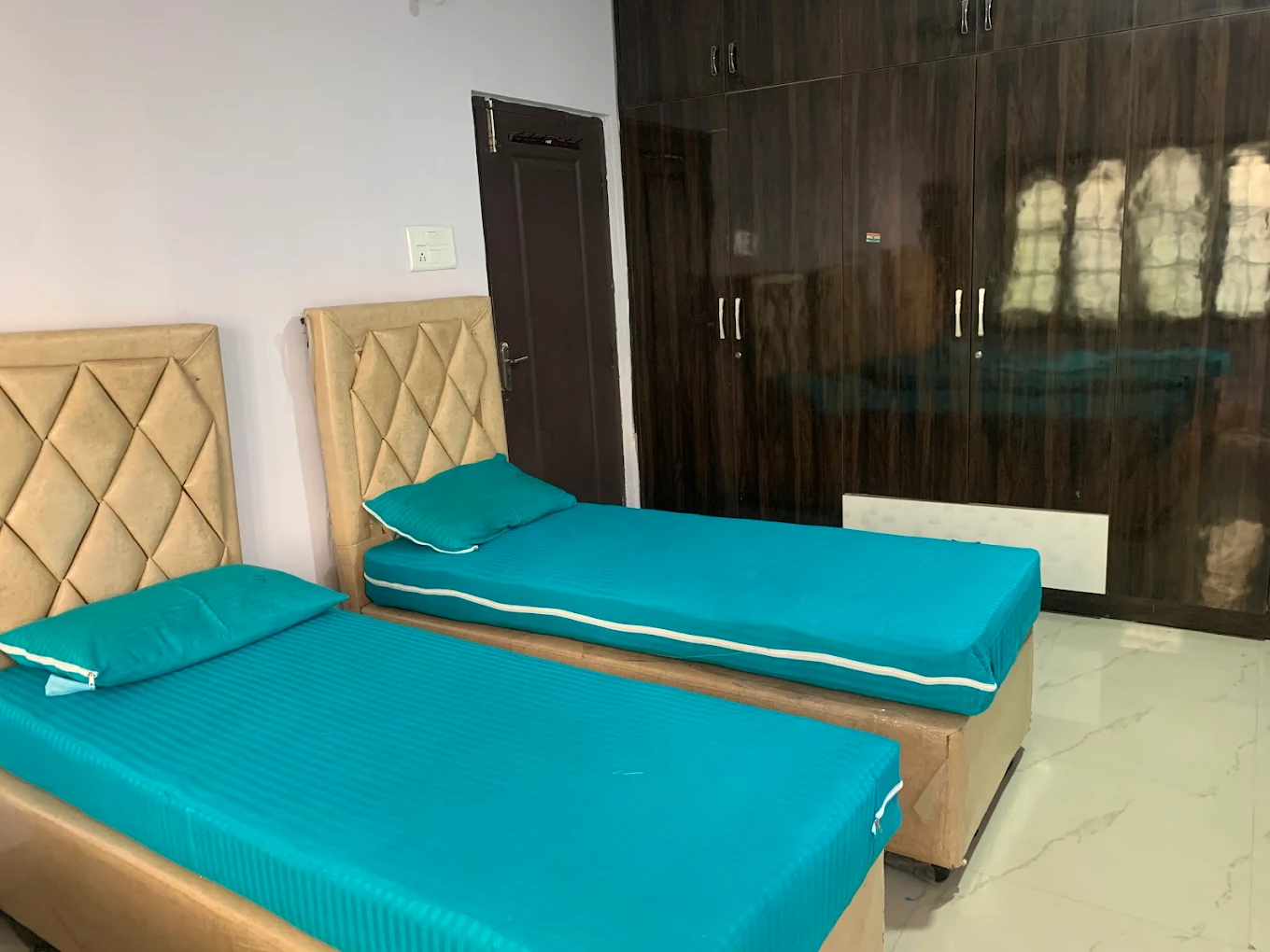 Nandu Men’s PG in Hitech City Hyderabad | AC/Non-AC Rooms